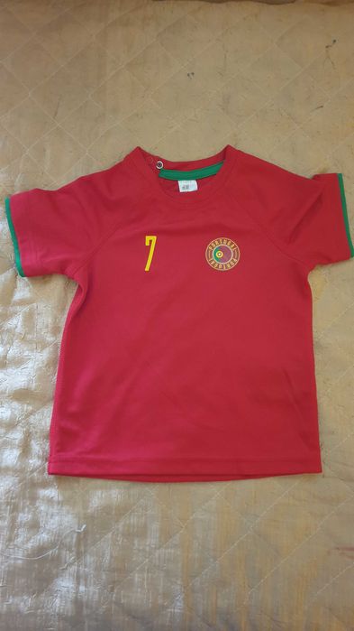 Продавам 2 детски блузи на Португалия и Испания за момчета