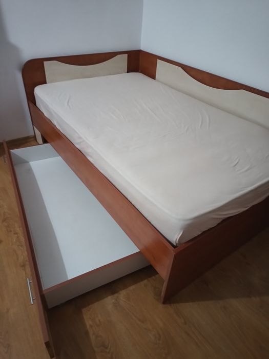 Pat cu saltea inclusă, noptieră, birou