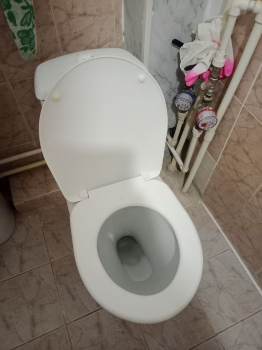 Продам унитаз и зеркало