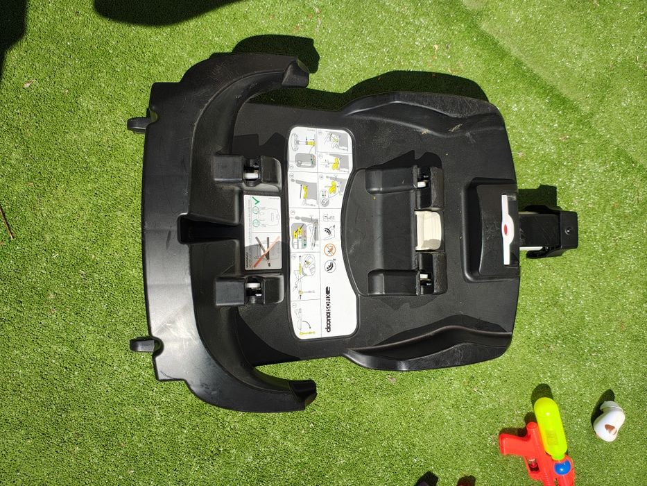 Cărucior Donna cu baza isofix, husa de ploaie, protecție bancheta și geantă specială pentru cărucior.