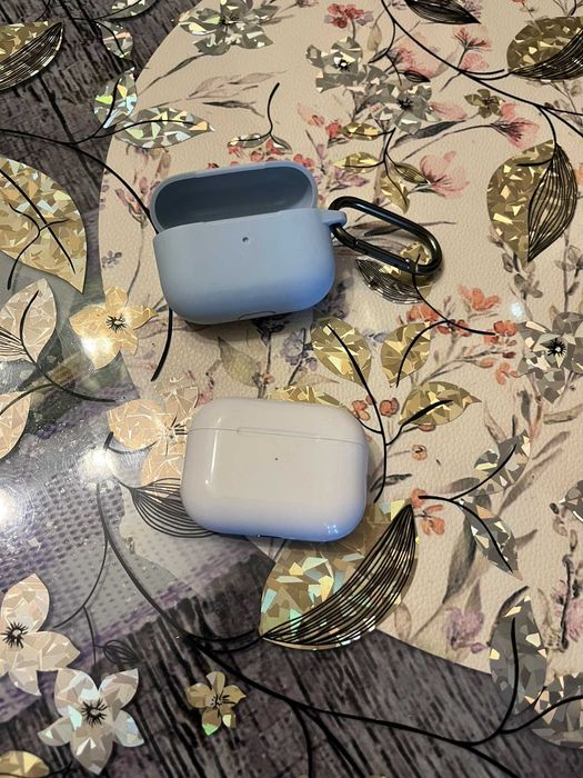 Vand airpods pro in stare foarte buna + husa !