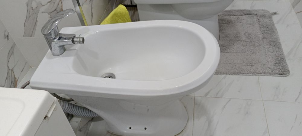 Unitaz bide rakovina oynasi bilan