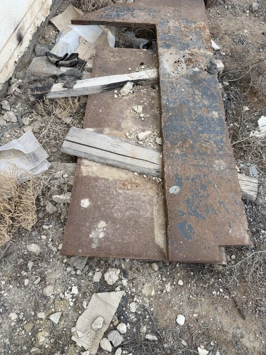 лист уголник металл