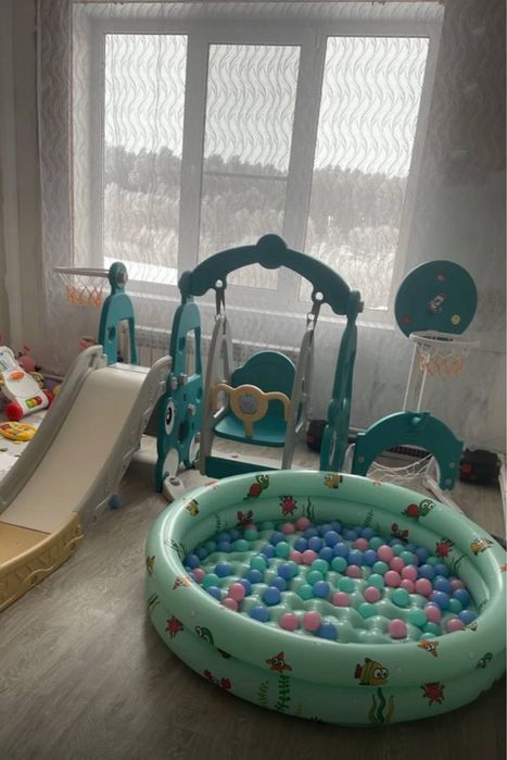 Детская игровая площадка: бассейн с шарами, горка, качели