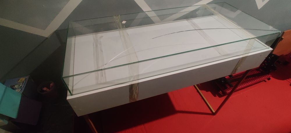 Витрина стеклянная. Стол для аксессуаров по стеклом.