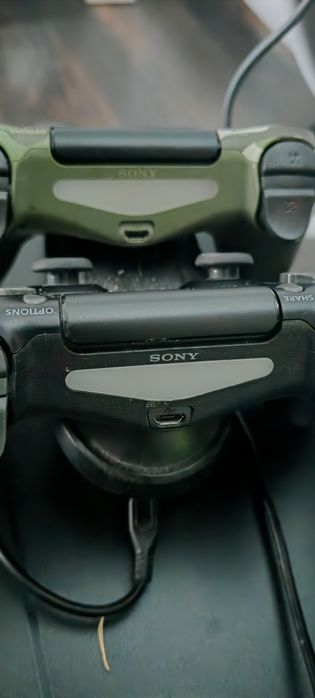 Două Controlere PlayStation 4 plus statie de incarcare