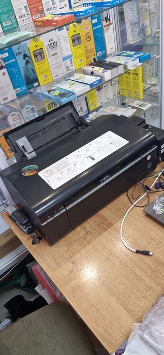 Принтер цветной в рабочем состоянии