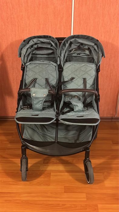 Коляска для двойни, погодок