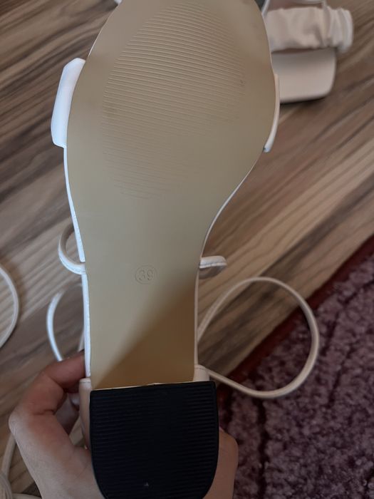 Бели обувки с дебел ток