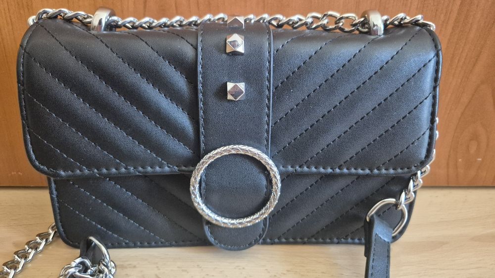 Малка черна чантичка