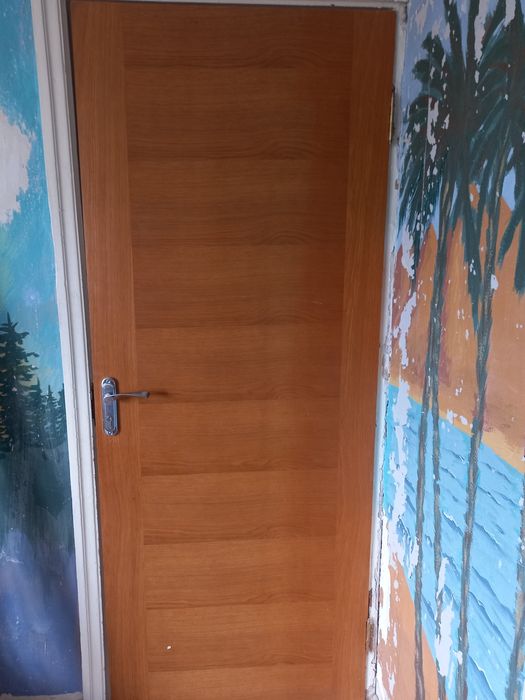 Продам двери  дерево