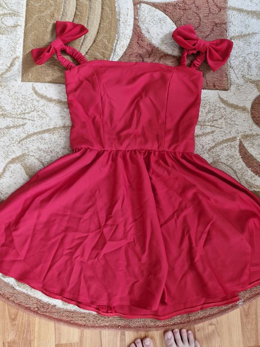 Rochie rosie cu fundițe la umeri