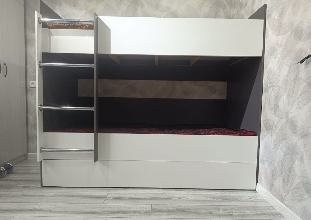 Кровать двухъярусная