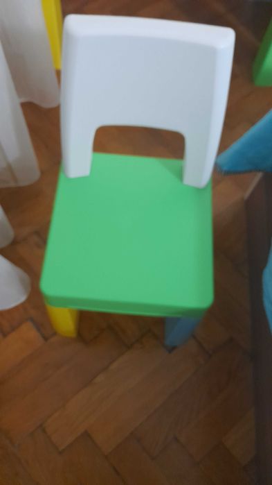 Vînd masă si scaun copii