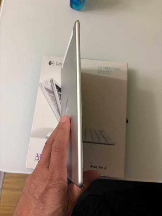 Apple IPAD AIR 2, argintie, 16 GB, impecabila cu tastatura Logitech