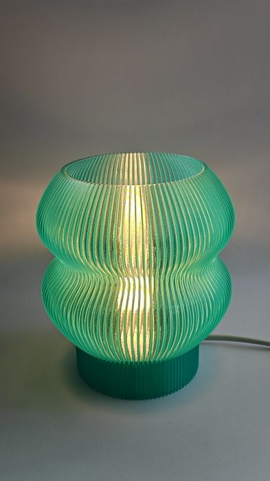 Aura Ripple Lamp – Lampă 3D printed, design parametric, bec inclus