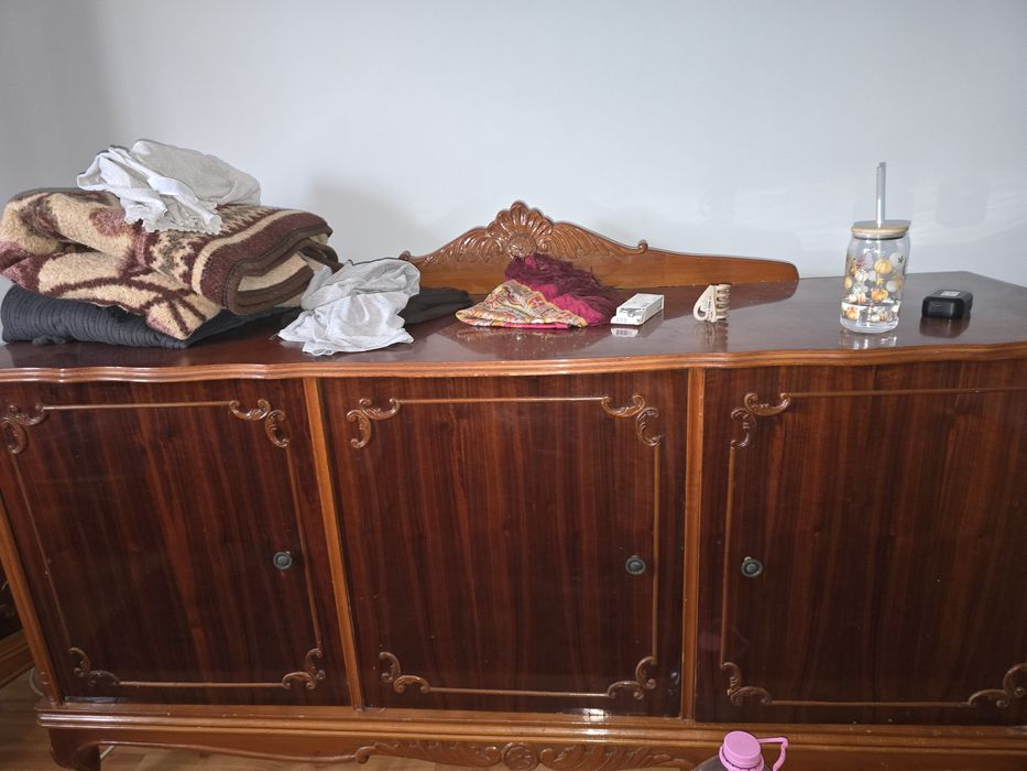 Mobilier vechi din lemn masiv