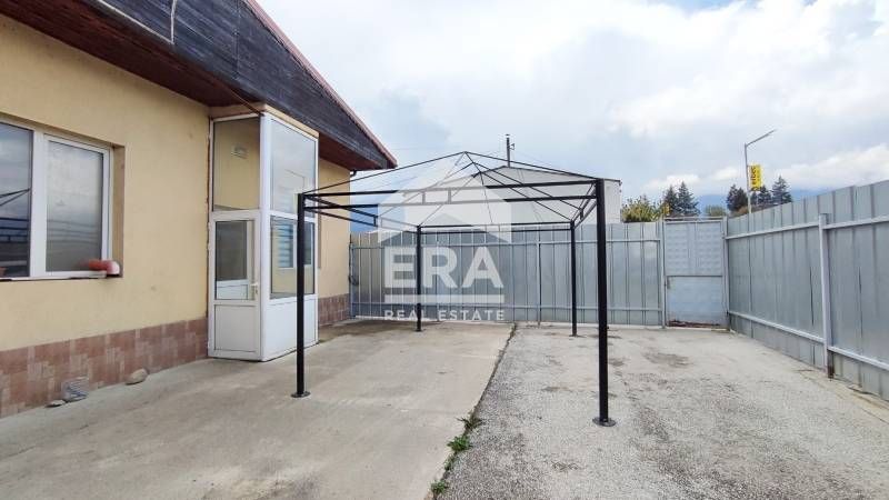 Сграда с разработен бизнес в гр. Банско