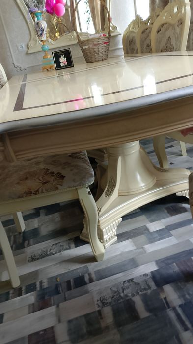 Продам стол и подставку для цветов