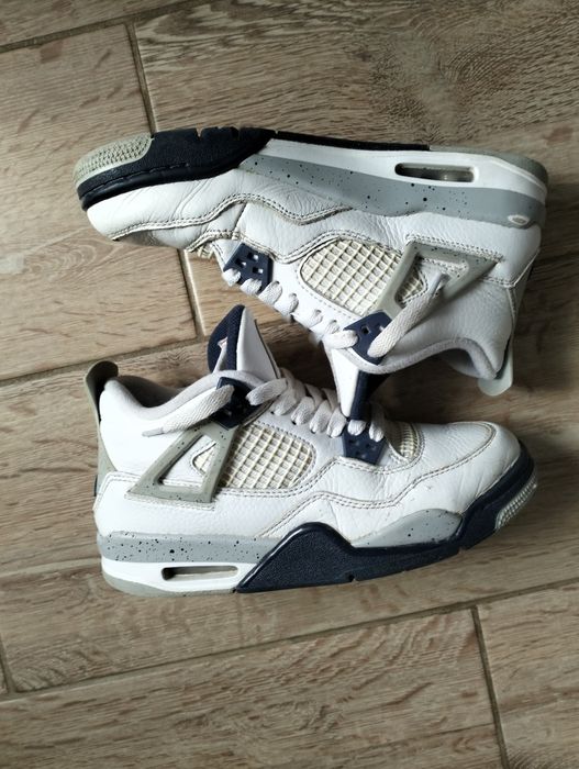 Vand Air Jordan 4 Midnight Navy.