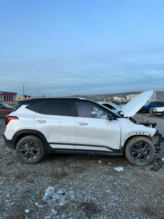 Kia Seltos 2024 года выпуска в аварийном состоянии договоримся