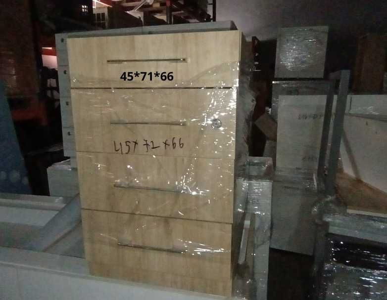 Дървени етажерки и скрин с чекмеджета