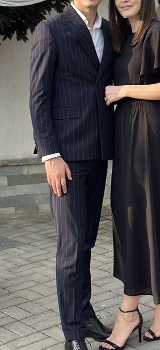 Costum bleumarin in dungi la doua randuri de nasturi