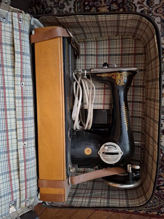 Шевна машина UNION с педал и калъф.