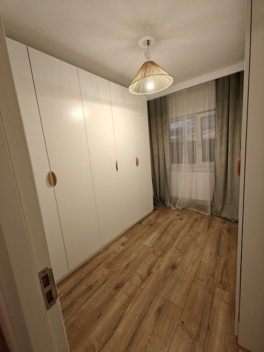 Ofer spre vânzare apartament patru camere Mioveni, renovat total, liber