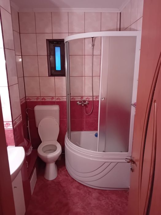 Închiriez apartament-1200lei