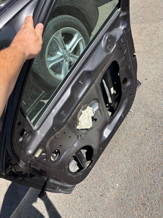 Portiera fata dreapta audi a4 b8 avariata