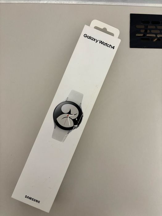 Samsug Galaxy watch 4 с коробкой и всеми комплектующими