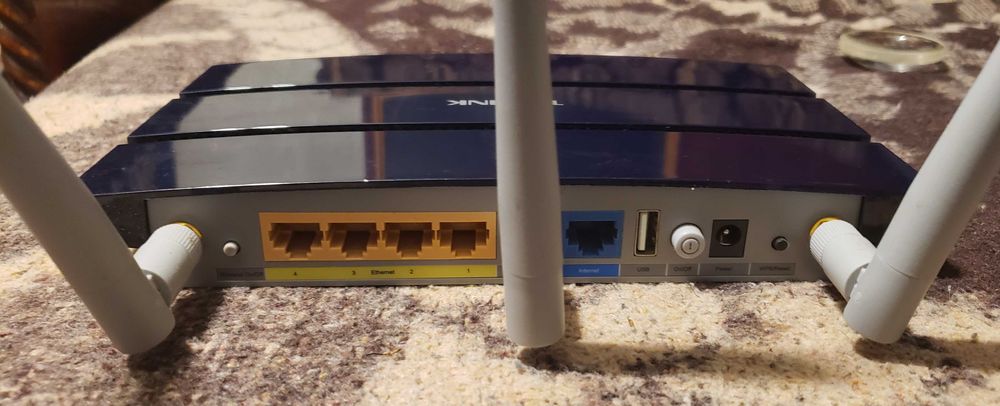 >Router (Modem) "TL-WR1043ND" 300MBps.
Merge , și pe Cablu, și Wi-Fi.