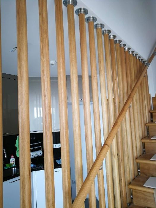 стъклен парапет в комбинация с дърво