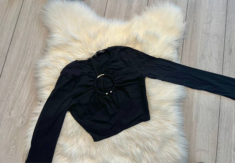 Top scurt Zara cu inel la decolteu