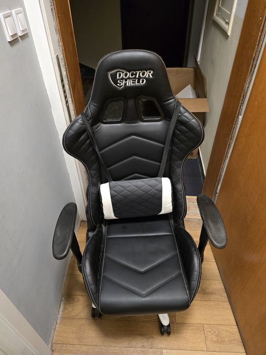 Продавам запазен геймърски стол