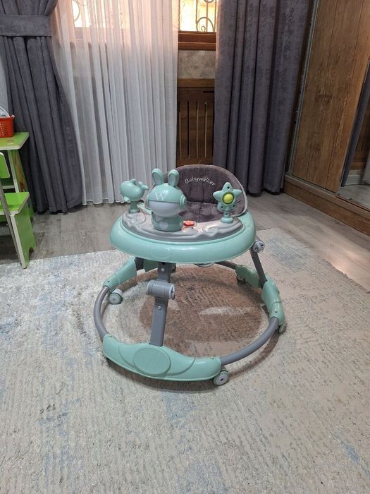 Продаются детская кровать , стул - качели и бонусом ходунки