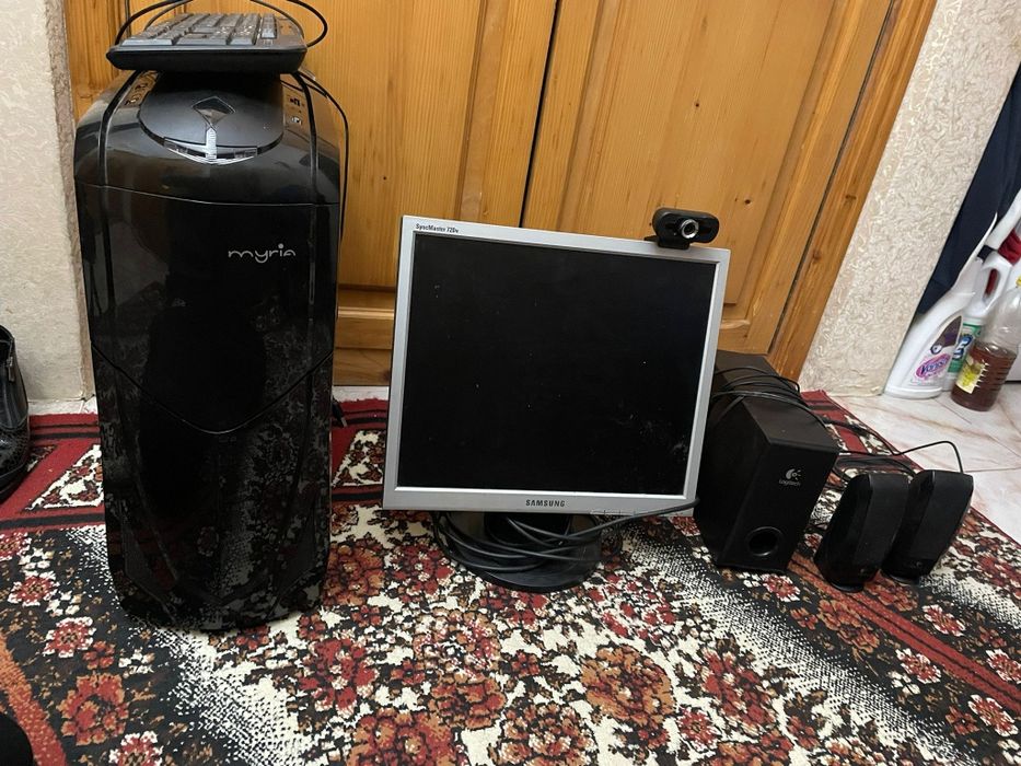 Unitate centrala cu monitor și tastatura, sistem audio