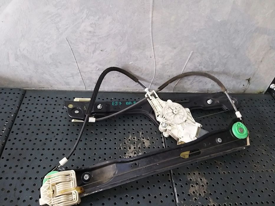 Macara cu motoras dreapta fata bmw seria 1 e87 7067796s 7138466e 0130822225