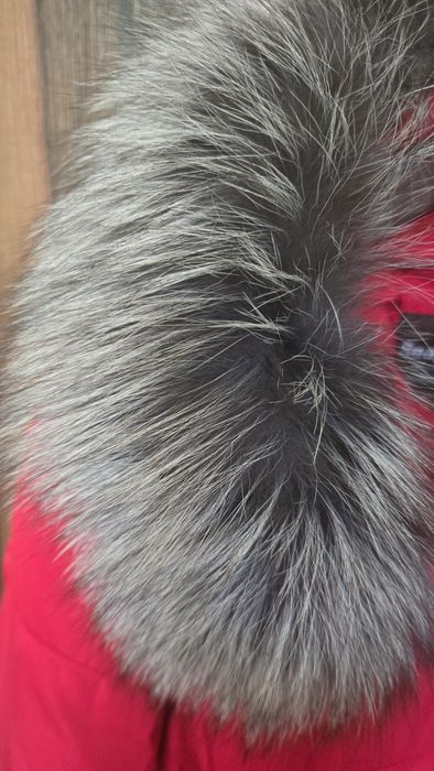 Дамско червено яке.С естествен пух.