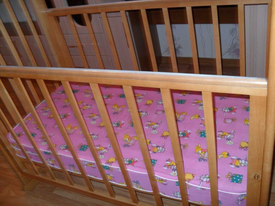 Детская кроватка с матрасом