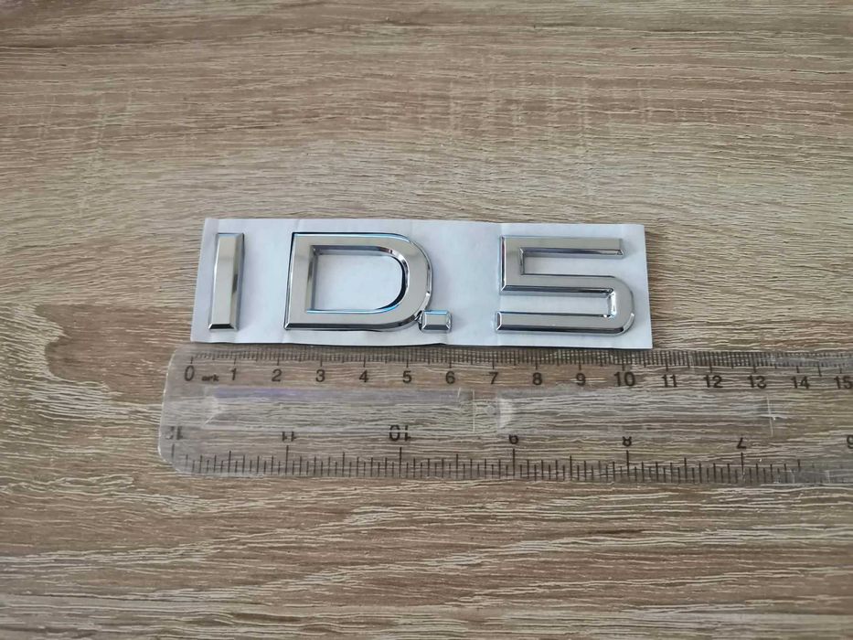 Volkswagen ID.5 сребриста емблема