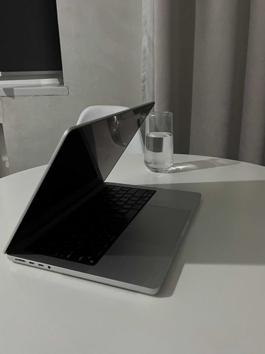 Apple MacBook Pro 14.2” (M3 Pro, 18 ГБ RAM) серого цвета