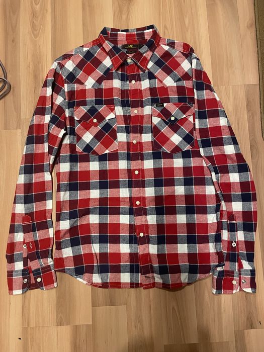 Продавам мъжка риза Lee