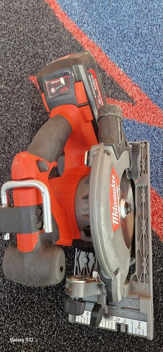 Milwaukee circular pe acumulator