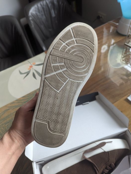 Продавам обувки/ сникърс Tommy Hilfiger 42