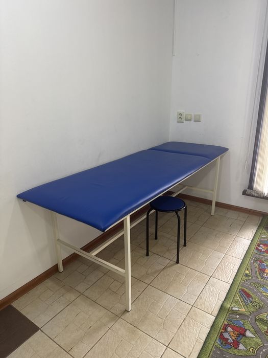 Продается кушетка бу для массаж .