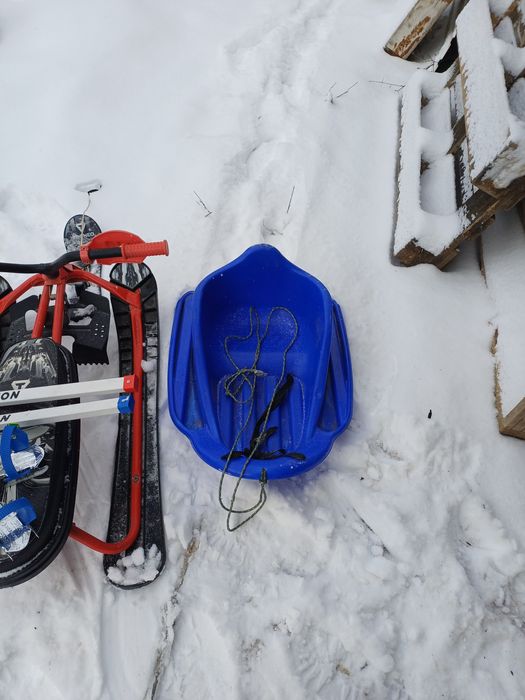 Продам лыжи, снегоход, коньки.