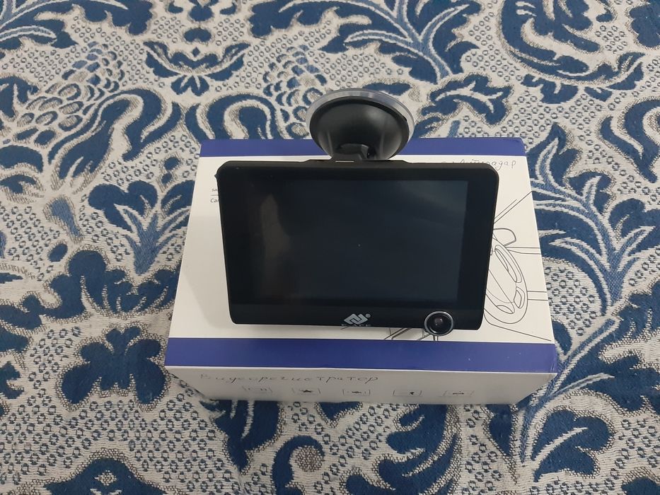 Видеорегистратор с двуя камерами в хорошом состояни почти новый хорошы