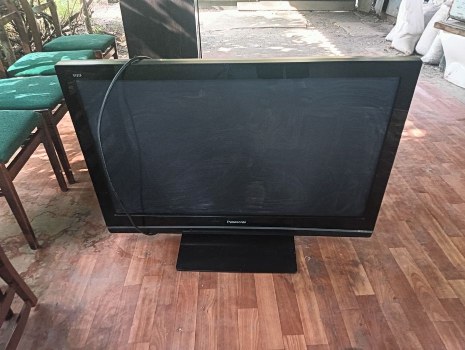Большой телевизор Panasonic.